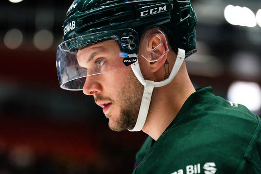 Färjestads Theodor Lennström med Lemat pokalen tatuerad