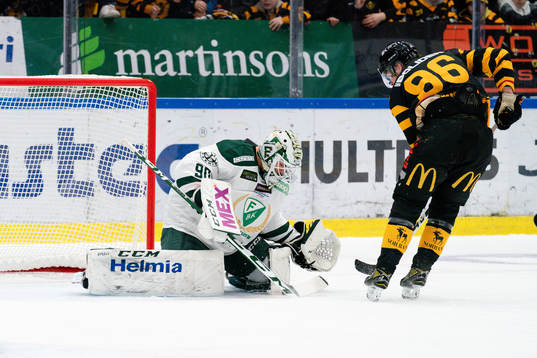 Färjestads målvakt Matthew Tomkins och Skellefteås