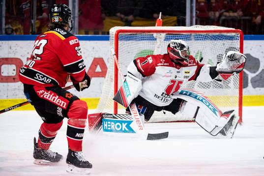 Luleås Oscar Engsund gör 1-0 bakom Örebros målvakt