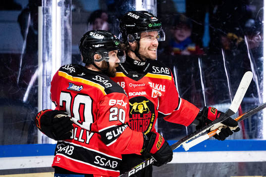 Luleås Oscar Engsund jublar med Jack Connolly