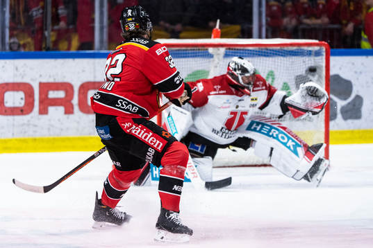 Luleås Oscar Engsund gör 1-0 bakom Örebros målvakt