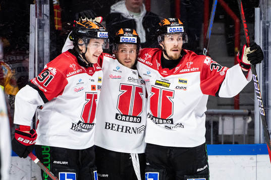 Örebros Leo Carlsson jublar med Mathias Bromé och Emil