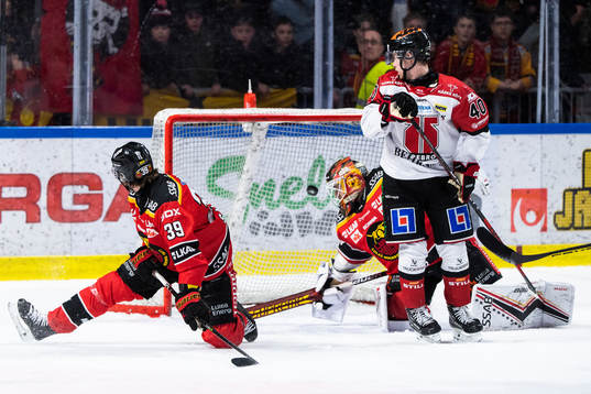 Örebros Filip Berglund (ej i bild) sätter 1-2 bakom