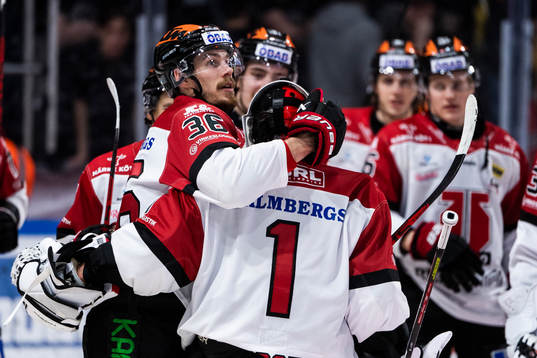 Örebros Emil Larsson jublar med målvakt Jhonas Enroth