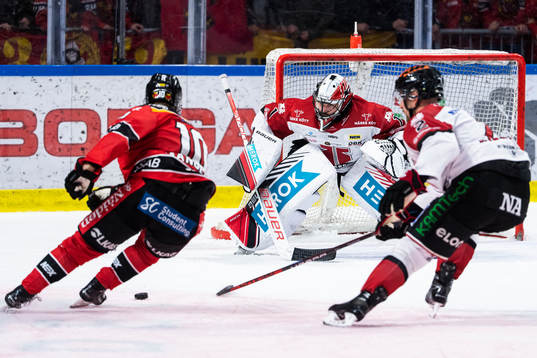 Luleås Einar Emanuelsson och Örebros målvakt Jhonas