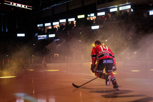 Luleås Jonas Berglund åker in på isen