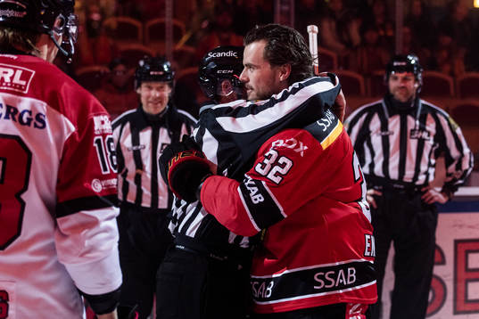 Linjedomare Jan Sandström hyllas av Örebros Rodrigo Abols