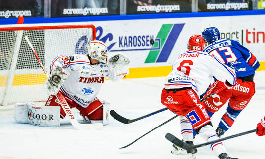 Timrås målvakt Jacob Johansson och Joonas Lyytinen mot