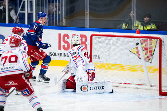 Oskarshamns Antti Suomela gör 1-0 bakom Timrås målvakt