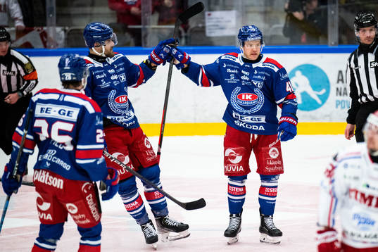 Oskarshamns Johan Johnsson jublar med lagkamrater