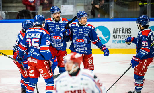 Oskarshamns Johan Johnsson jublar med lagkamrater