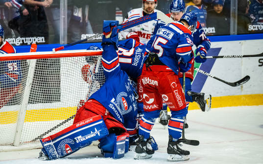 Oskarshamns målvakt Tim Juel gör en räddning