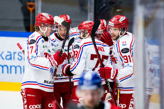 Timrås Magnus Pääjärvi jublar med lagkamrater