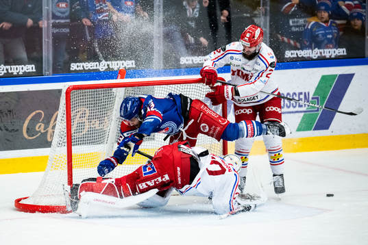 Oskarshamns Cameron Brace mot Timrås målvakt Jacob