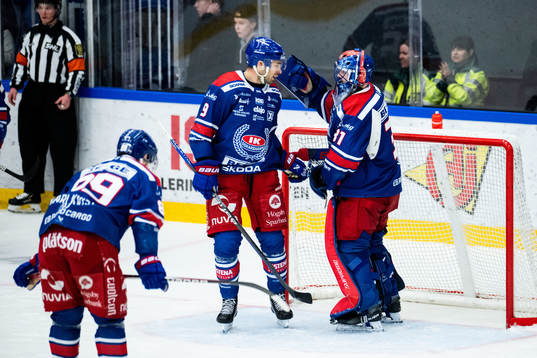 Oskarshamns Ahti Oksanen och målvakt Tim Juel jublar