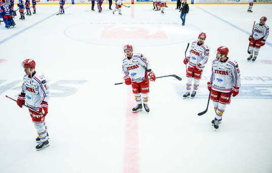 Timrås Jonathan Dahlén med lagkamrater deppar