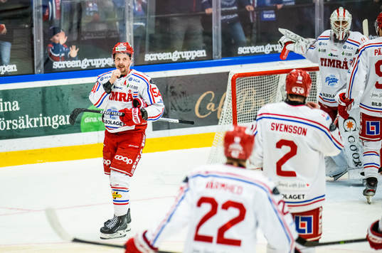 Timrås Jonathan Dahlén med lagkamrater deppar