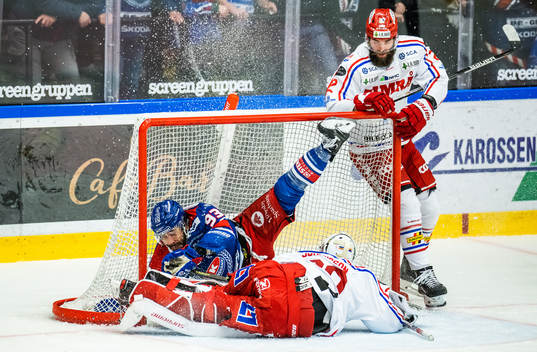 Oskarshamns Cameron Brace mot Timrås målvakt Jacob
