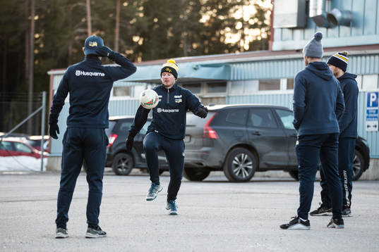 HV71s spelare värmer upp