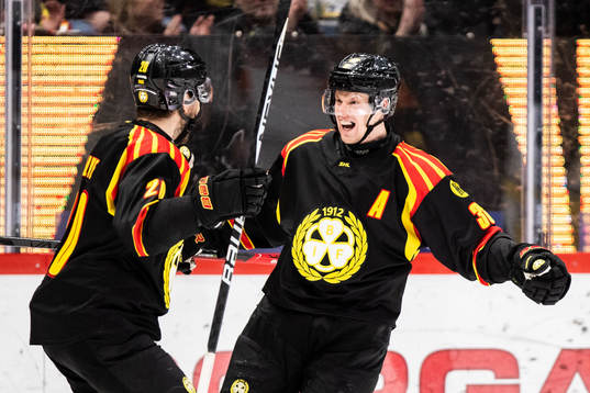 Brynäs Linus Ölund jublar med Oula Palve