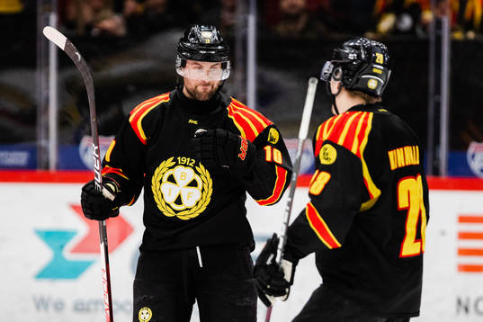 Brynäs Johan Larsson jublar