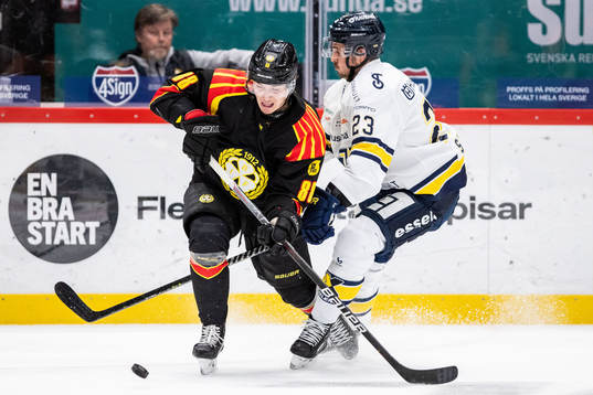 Brynäs Dmytro Timashov och HV71s Nicholas Shore