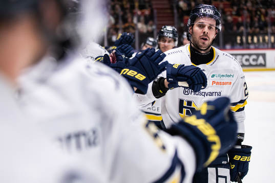 HV71s Nicholas Shore jublar