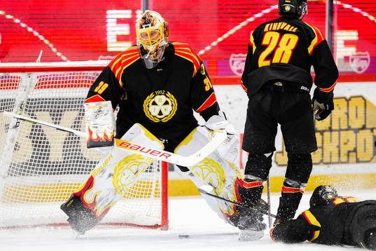 Brynäs målvakt Anders Lindbäck deppar