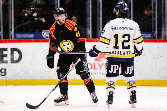 Brynäs Greg Scott och HV71s Kalle Maalahti