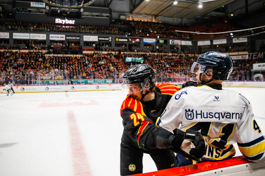 Brynäs Hannes Björninen och HV71s Chad Billins