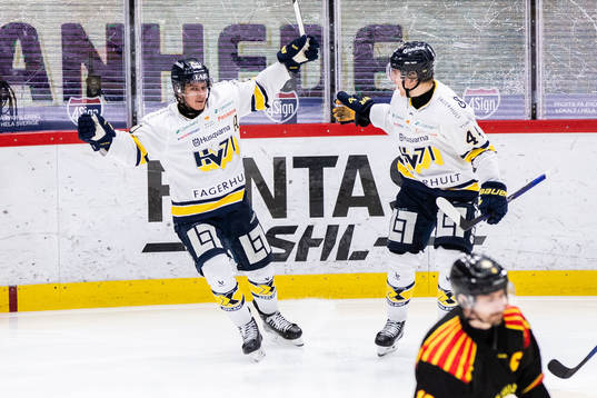 HV71s André Petersson jublar med lagkamrater