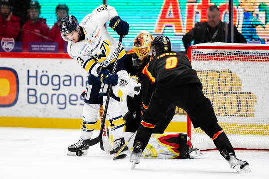 HV71s Nicholas Shore och Brynäs målvakt Anders Lindbäck