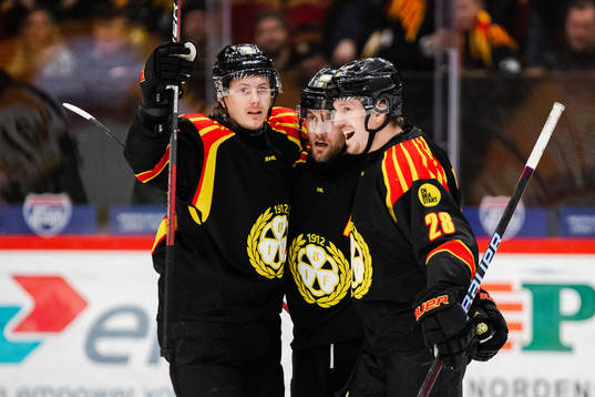 Brynäs Johan Larsson jublar med Nick Olesen och Johannes