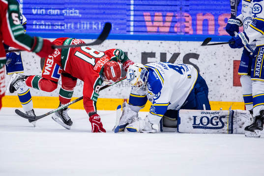 Frölundas Ryan Lasch och Leksands målvakt Mantas Armalis
