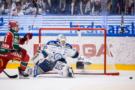Frölundas Mats Rosseli Olsen och Leksands målvakt Mantas