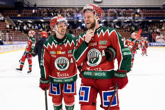 Frölundas Nicklas Lasu och Christian Folin jublar