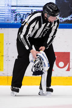 Linjedomare Daniel Persson tar bort inkastad matchtröja