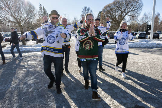 Publiken på väg till Regera Arena innan ishockeymatchen i