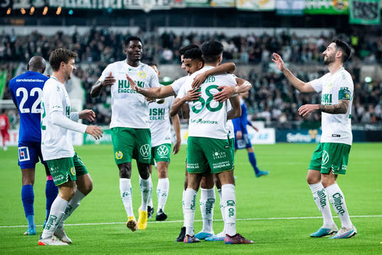 Hammarbys Tesfaldet Tekie jublar med lagkamrater