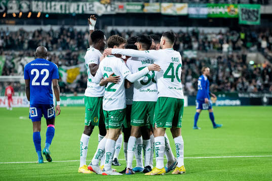 Hammarbys Tesfaldet Tekie jublar med lagkamrater och GIF