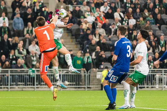 GIF Sundsvalls målvakt Oscar Jonsson orsakar en