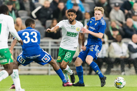 Hammarbys Tesfaldet Tekie i kamp om bollen med GIF