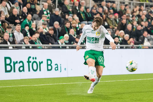 Hammarbys Joel Nilsson med ett inlägg