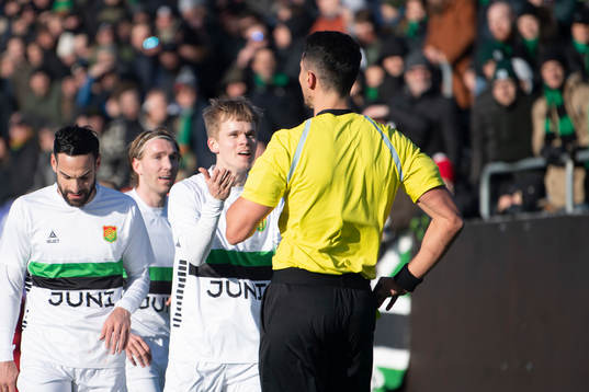 GAIS Viktor Alexandersson reagerar på Domare Adi Agnoavic