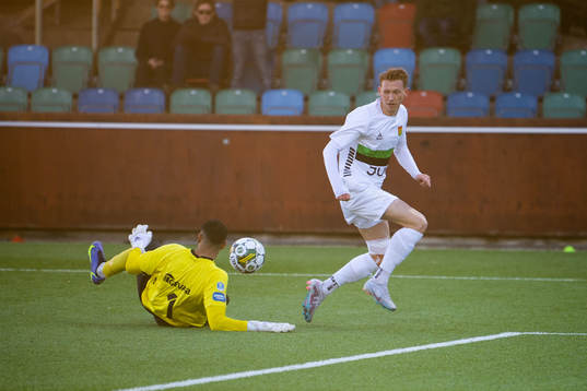 Utsiktens målvakt Hossin Lagoun och GAIS Julius Lindberg