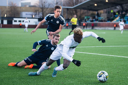 Utsiktens Erik Gunnarsson och GAIS Rickard Emeka Friday