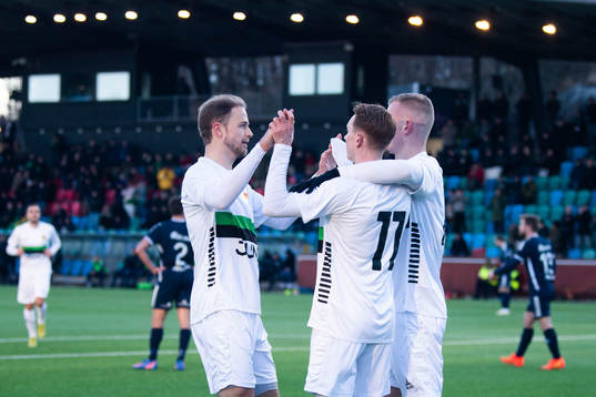 GAIS Julius Lindberg jublar med Rickard Emeka Friday och