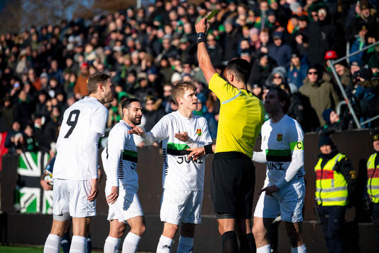 GAIS Viktor Alexandersson får gult kort av Domare Adi