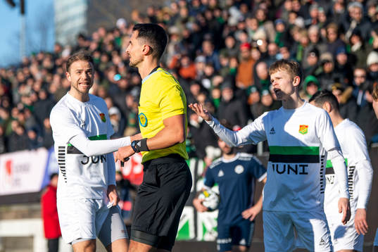 GAIS Gustav Lundgren och Viktor Alexandersson reagerar på