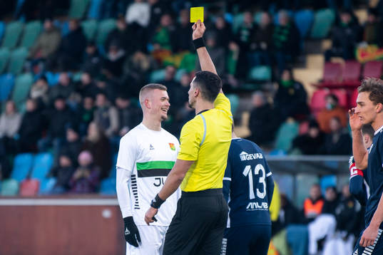 GAIS Alexander Ahl Holmström får ett gult kort av Domare